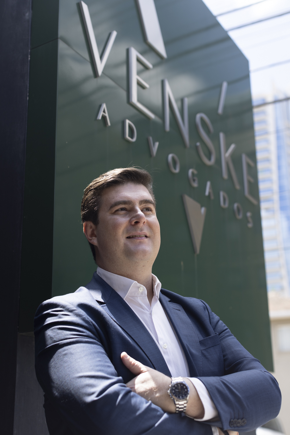 Rodrigo Venske em frente à sede do Venske Advogados
